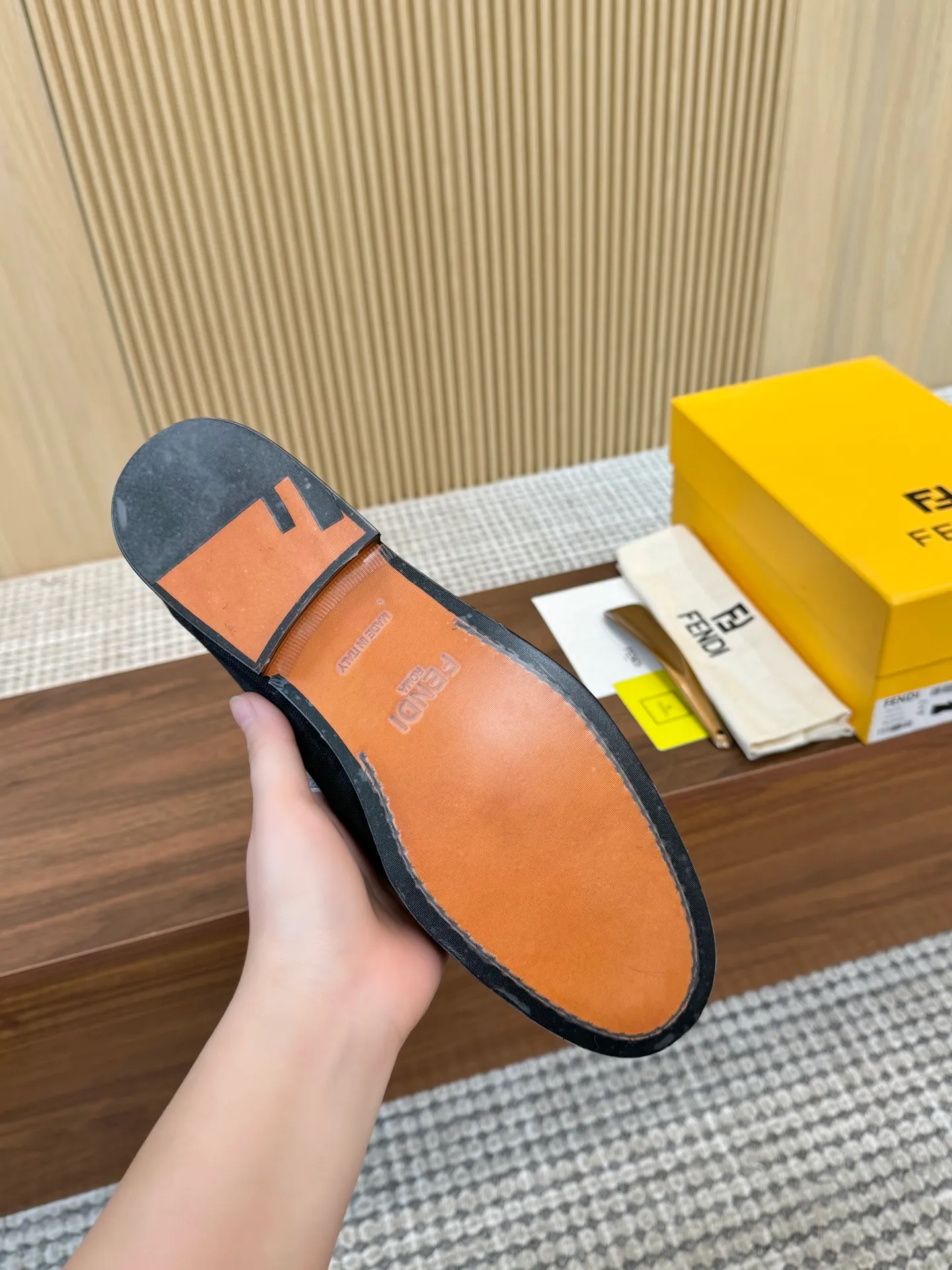 [FENDI] Top P: 980💰 ▪️Size: Men's 39-44. (Customized at 38.45.46) Fendi men's business casual leather shoes Imported brand cloth/calfskin/open edge beads/brand logo printing -Inside: Comfortable cowhide lining -Outsole: Genuine leather outsole with rubber backing embedded in the heel, perfect injection molding -Ultra-high quality control·Fine workmanship: highlighted (high-end·luxury·grade)